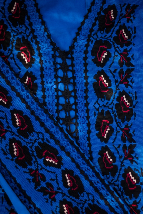 Стилізована жіноча блуза-вишиванка, декорована в`язаними вставками та авторським мереживом