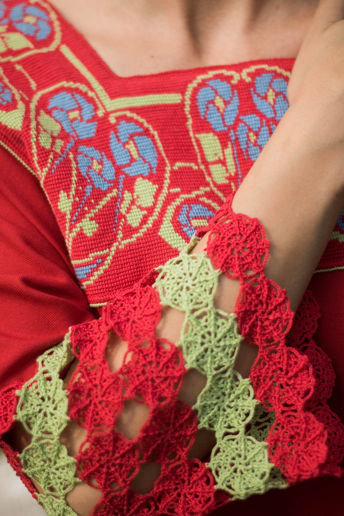 Стилизованное платье-вышиванка в стиле этномодерн, декорированное вязаными вставками, имитирующими вышитый узор и украшенное авторским кружевом