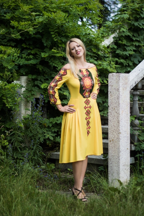 Колоритна сукня в стилі етномодерн, декорована  в`язаними вставками, що імітують вишиті візерунки