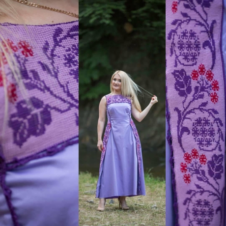 Стильна бавовняна сукня, бузкового кольору, декорована в`язаними етнічними вставками, що імітують вишиті візерунки