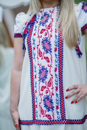 Сукня декорована в`язаною вставкою, яка відтворена з українських мотивів в унікальній техніці туніського в`язання, що імітує вишивку