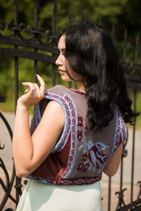 Women's sleeveless top in the ethnic style "Swallow"