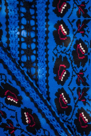 Стилізована жіноча блуза-вишиванка, декорована в`язаними вставками та авторським мереживом