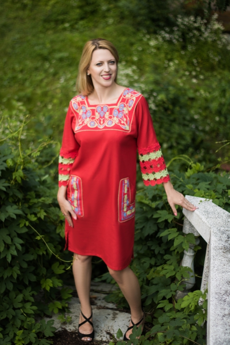Стилизованное платье-вышиванка в стиле этномодерн, декорированное вязаными вставками, имитирующими вышитый узор и украшенное авторским кружевом