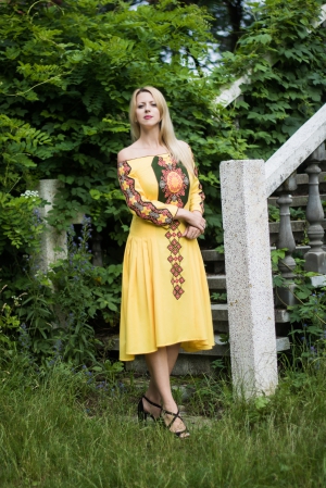 Яркое платье в стиле этномодерн, декорированное вязаными вставками, имитирующими вышитые узоры