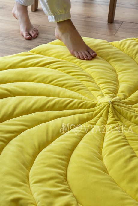 Килимок-квітка стьобаний "Лимонник" 130*130 см, стьобана тканина, м`яка і приємна для ходьби. Матеріал - велюр, наповнювач - гіпоалергенний синтепон